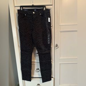GAP denim legging. 8/29 regular. Black leopard print. BNWT.
